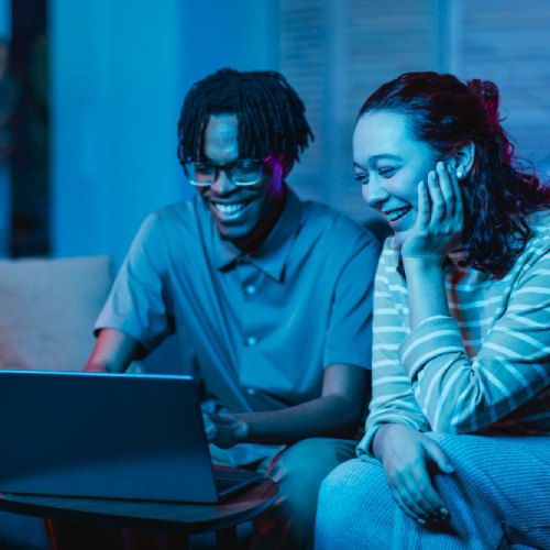 couple-using-laptop